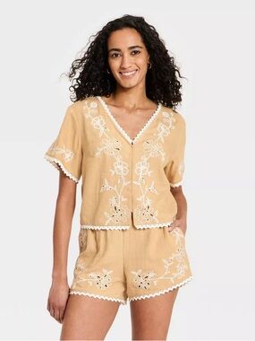 Universal Thread Tan Embroidered V-Neck Crop Top size L
